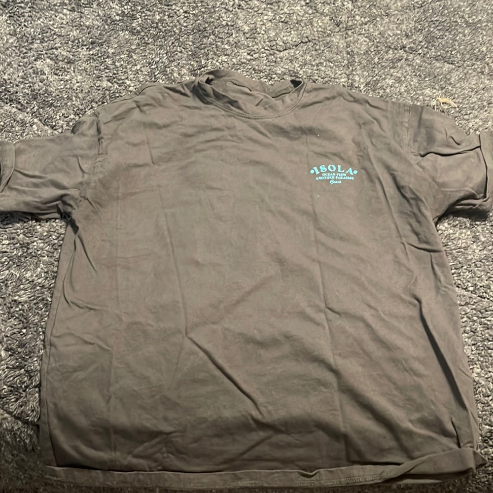 Grey isola ocean beach graphic tee
